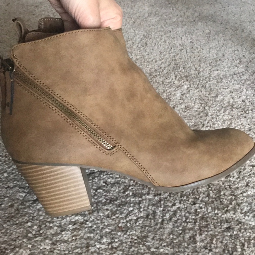 Boots - Picture 5 of 5